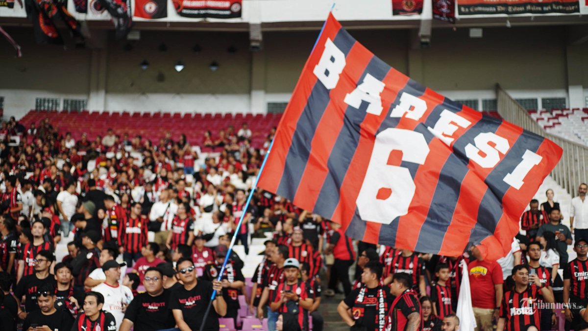 PRA MUSIM - Meriahnya dukungan suporter saat pertandingan Chelsea FC vs AC Milan di Stadion Utama Gelora Bung Karno (SUGBK), Sabtu (8/8/2026). Chelsea FC menghadapi AC Milan pada tur pra musim yang bertajuk Indonesia Super Cup 2026. Di foto menggunakan Canon EOS R3 TRIBUNNEWS/HERUDIN