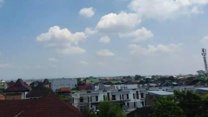 BERAWAN - Cuaca cerah berawan di kawasan kantor Tribun Network, Klodran, Colomadu, Karanganyar, Jawa Tengah. Simak prakiraan cuaca Surabaya hari ini, Sabtu (15/8/2026).