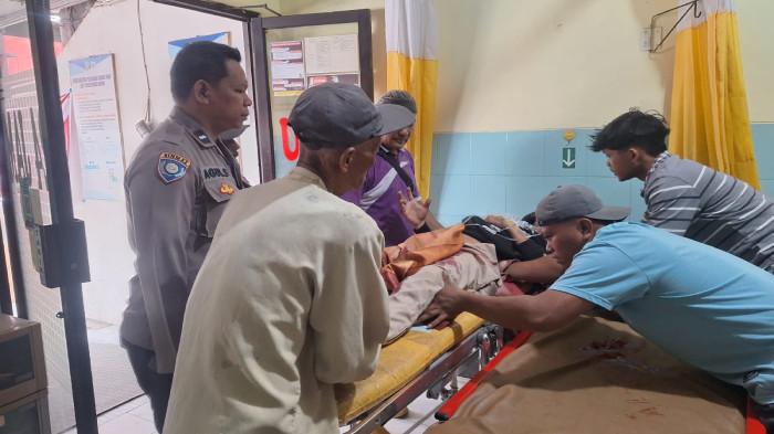 DIPOTONG - Ahmad Fauzi saat dibawa di RSUD dr Haryoto Lumajang, Jawa Timur, Jumat (14/8/2026) Kelamin pria ini diiris istrinya pakai celurit di Desa Kunir Lor Kecamatan Kunir Kabupaten Lumajang.
