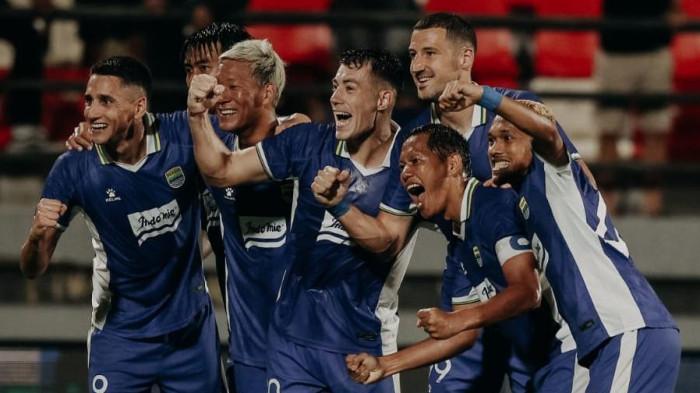 SELEBRASI - Para pemain Persib Bandung merayakan gol ke gawang Sabah FC dalam ajang Dewata Challenge Series di Stadion Kapten I Wayan Dipta, Sabtu (15/8/2026). (Media Dewata Challenge Series 2026)