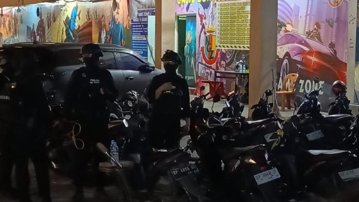 Petugas gabungan dengan seragam lengkap turut mengawal