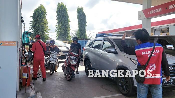 ANTREAN BBM -- Antrean BBM yang mengular di SPBU 24.331.71 Desa Gadung, Rabu (15/7/2026). Antrean kendaraan mengisi BBM sudah terjadi hampir sepekan terakhir.