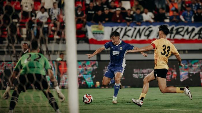 MENYERANG - Striker Persib Mariano Peralta saat berada di depan gawang Sabah FC dalam ajang Dewata Challenge Series di Stadion Kapten I Wayan Dipta, Sabtu (15/8/2026). (Media Dewata Challenge Series 2026)