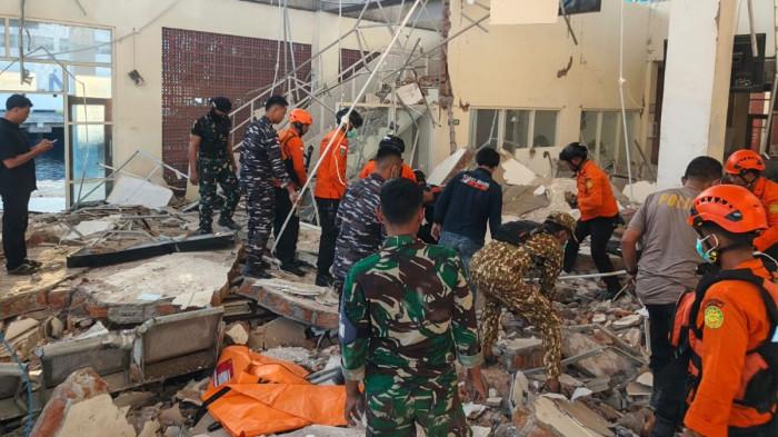 GEMPA NTT - Petugas SAR gabungan menyisir lokasi yang terdampak gempa di NTT, Sabtu (15/8/2026).