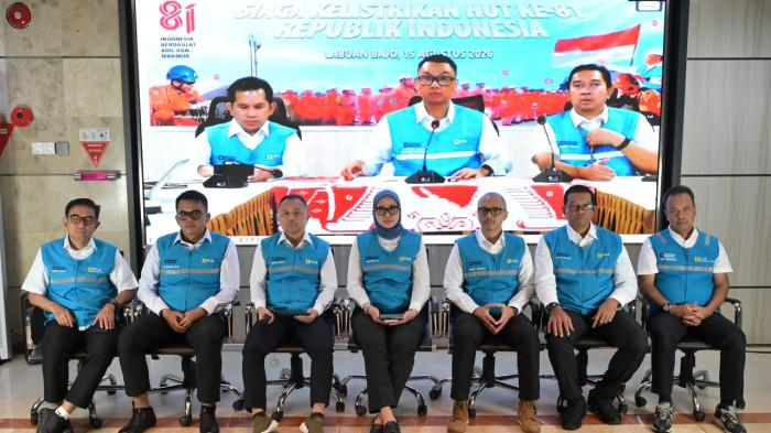 Suasana konferensi pers siaga kelistrikan HUT ke-81 Kemerdekaan RI yang dilaksanakan hybrid di PLN Unit Induk Pusat Pengatur Beban Jawa, Madura, dan Bali (UIP2B Jamali), Depok, Jawa Barat, dan PLN Unit Pelayanan Pelanggan Flores Bagian Barat, Manggarai Barat, pada Sabtu malam (15/8), dihadiri oleh Direktur Utama PLN, Darmawan Prasodjo (tengah pada layar), Direktur Transmisi dan Perencanaan Sistem PLN, Daniel Karmel Fernando Tampubolon (kiri pada layar), Direktur Retail dan Niaga PLN, M. Fahrur Rozy (kedua dari kiri), Direktur Manajemen Pembangkitan PLN, Rizal Calvary Marimbo (ketiga dari kiri), Direktur Distribusi PLN, Arsyadany G. Akmalaputri (tengah), Direktur Manajemen Risiko PLN, Denny Triyanto (ketiga dari kanan), Direktur Keuangan PLN, Sulistyo Biantoro (kedua dari kanan), Direktur Utama PLN Indonesia Power, Bernadus Sudarmanta (paling kiri), Direktur Utama PLN Nusantara Power, Rully Firmansyah (paling kanan), dan Executive Vice President Operasi Distribusi Sulawesi, Maluku, Papua, dan Nusa Tenggara PLN, Sugeng Widodo (kanan pada layar).