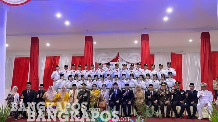 PENGUKUHAN PASKIBRAKA BABAR —  Prosesi pengukuhan paskibraka Kabupaten Bangka Barat tahun 2026, Sabtu (15/8/2026) di Rumah Dinas Bupati Bangka Barat.