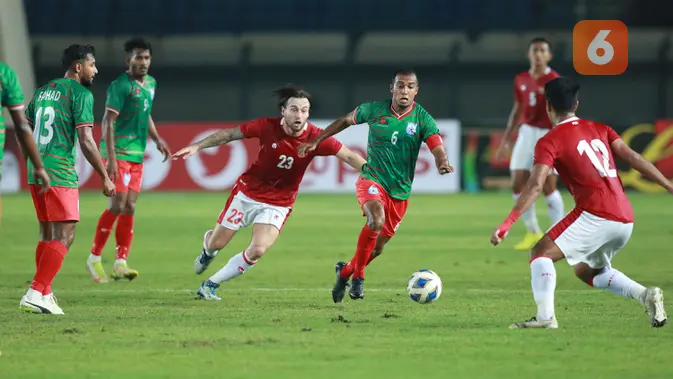 Pemain Indonesia, Marc Klok (tengah) berebut bola dengan pemain Bangladesh, Jamal Bhuyan dalam laga persahabatan FIFA Matchday antara Timnas Indonesia menghadapi Bangladesh di Stadion Si Jalak Harupat, Bandung, Rabu (1/6/2022) malam WIB. (Bola.com/M. Iqbal Ichsan)