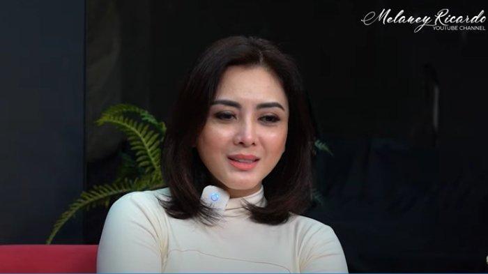 BUKA SUARA -- Ini alasan Dhena Devanka lakukan operasi plastik pada wajahnya di Seoul (Korea). Kini Dhena Devanka secara tegas membantah berbagai rumor miring yang mengaitkan namanya dengan isu perselingkuhan. Mantan istri Jonathan Frizzy ini menegaskan kabar tersebut sebagai fitnah tanpa dasar yang dapat merusak nama baik serta berdampak buruk pada keluarga.