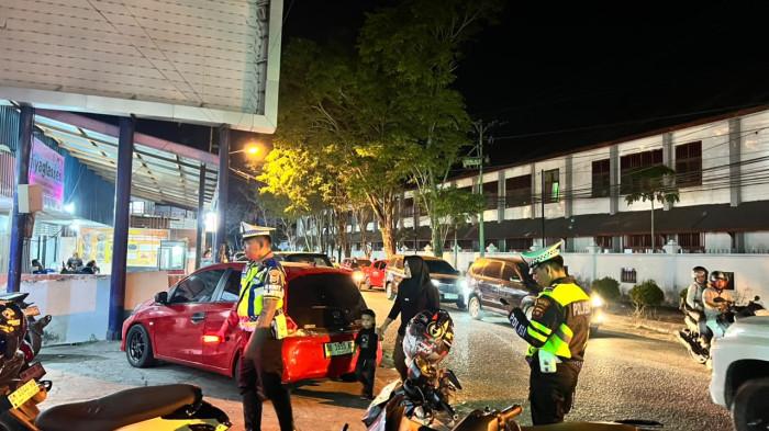 Satlantas Polresta Gorontalo Kota saat menegur pengendara mobil