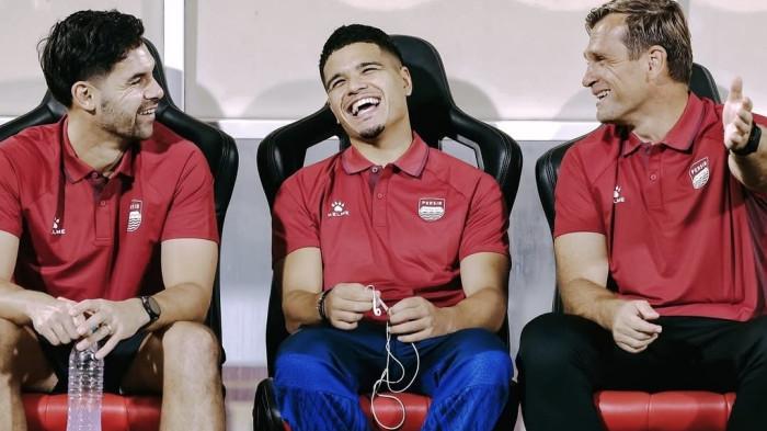 BENCH - Pemain anyar Persib serta Timnas Indonesia, Sandy Walsh dan Ragnar Oratmangoen, berbincang bersama Pelatih Persib Igor Tolic di laga Dewata Challenge Series 2026.