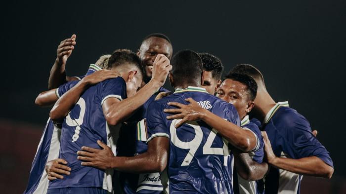 MERAYAKAN GOL - Pemain Persib Bandung merayakan gol ke gawang Sabah FC dalam laga Dewata Challenge Series 2026 di Stadion Kapten I Wayan Dipta, Gianyar, Bali, pada Sabtu (15/8/2026). Persib menang 3-0.