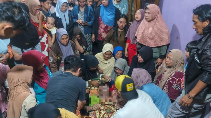 TENGGELAM - Jenazah korban saat dirumah duka pada Sabtu (15/8/2026).Seorang petani asal Desa Suro Muncar, Kecamatan Ujan Mas, Kabupaten Kepahiang, ditemukan meninggal dunia setelah tenggelam di aliran Sungai Musi, Desa Suro Baru, Kecamatan Ujan Mas, Sabtu (15/8/2026).