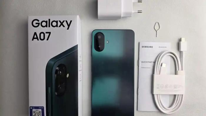 HANDPHONE -- Samsung Galaxy A07 pada Desember 2025 masih bertahan di harga Rp1 jutaan untuk seluruh variannya. Ponsel ini menawarkan layar 90 Hz, baterai 5.000 mAh, serta kamera utama 50 MP yang membuatnya unggul di kelas entry-level. Performa Helio G99 dipadukan dengan opsi memori hingga 8/256 GB dan storage yang bisa diperluas sampai 2 TB.