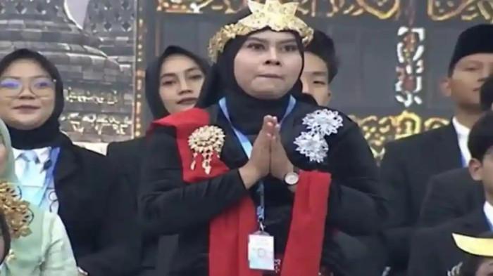 PENGUPAS BAWANG VIRAL - Susanah, buruh pengupas bawang asal Bogor, diundang Presiden Prabowo ke Sidang MPR, viral setelah Presiden menyebut upah kupas bawangnya Rp700 ribu/kg.