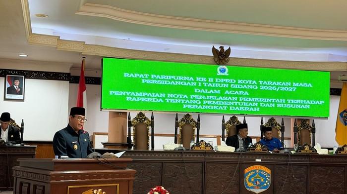 SAMPAIKAN SAMBUTAN - Wakil Wali Kota Tarakan, Ibnu Saud, saat berikan sambutan dalam Rapat Paripurna DPRD Kota Tarakan, Sabtu (15/8/2026), yang membahas Rancangan Peraturan Daerah (Raperda) tentang Pembentukan dan Susunan Perangkat Daerah. TRIBUNKALTARA.COM/ANDI PAUSIAH