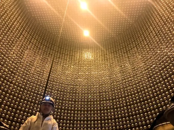 Dr. Cao Van Son at the Super-Kamionkande neutrino monitoring station located at a depth of 1,000 meters underground. Photo: NVCC
