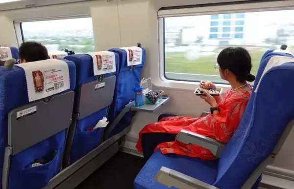 Economy-class seats on a Chinese high-speed train. Photo by Trinh Hang