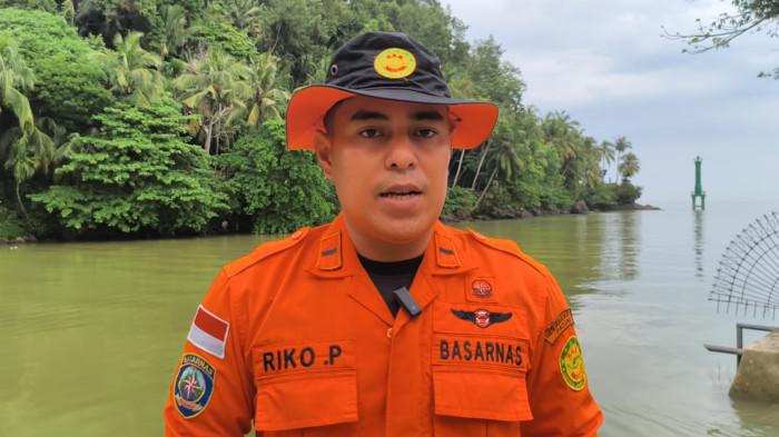 PENEMUAN SESOSOK MAYAT- Komandan Tim (Dantim) pencarian Basarnas Padang, Riko Pradinata saat memberikan keterangan di Posko SAR, Muara Padang, Minggu (16/8/2026) pagi. Kata dia, mayat diduga korban hanyut pertama kali ditemukan nelayan di Pulau Sinyaru, Bungus.