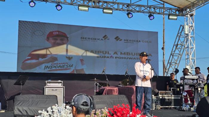 JALAN SEHAT - Bupati Pohuwato Saipul Mbuinga menyampaikan sambutan usai jalan sehat karyawan Pani Gold Mine di Pantai Pohon Cinta, Kecamatan Marisa, Kabupaten Pohuwato, Provinsi Gorontalo pada Minggu (16/8/2026) pagi.