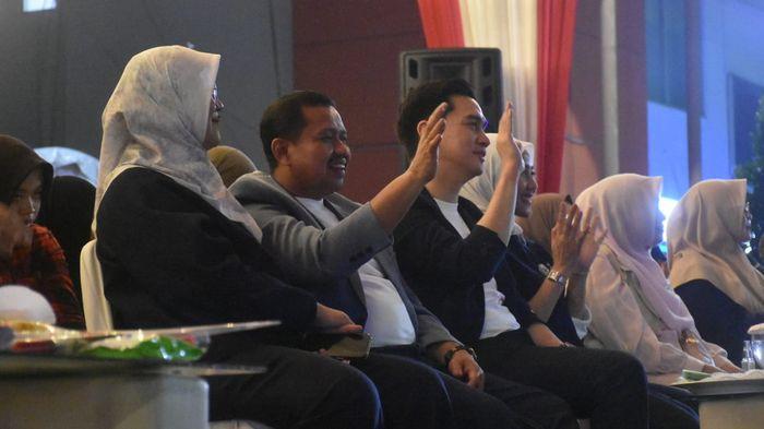 SAKSIKAN PAWAI LAMPION - Bupati Sumedang Dony Ahmad Munir dan Wakil Bupati M Fajar Aldila menyaksikan langsung kemeriahan Pawai Lampion dalam peringatan ke-81 Kemerdekaan Republik Indonesia di Kabupaten Sumedang, Sabtu (16/8/2026). (Foto: Istimewa/Dok. Humas Pemkab Sumedang)