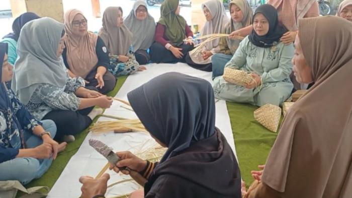 Polinema dampingi ibu-ibu PKK Desa Wringinsongo mengembangkan keterampilan anyaman
