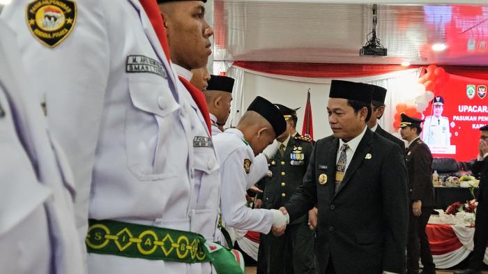 Bupati Balangan, Abdul Hadi memberikan ucapan selamat sekaligus b2