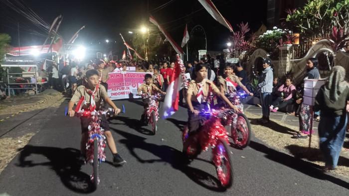 LAMPION - Pawai Lampion semarak menyambut Hari Ulang Tahun (HUT) Republik Indonesia (RI) ke 81, diseleggarakan oleh Pemerintah dan warga di Kecamatan Kauditan, Kabupaten Minahasa Utara (Minut). Pesertanya dari 23 SD, sembilan SMP, empat SMA di Kecamatan Kauditan.