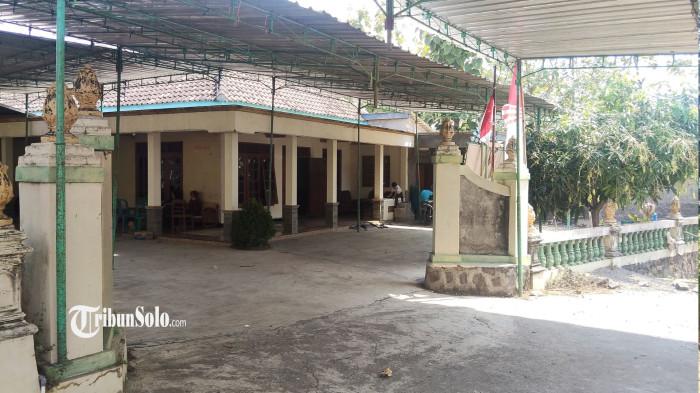 SEPI - Suasana rumah duka Heru Santoso (24), di  Kampung Sembung, RT 03, RW 02, Kelurahan Gayamdompo, Kecamatan/Kabupaten Karanganyar, Minggu (16/8/2026). Heru merupakan TKI yang meninggal dunia setelah tenggelam saat bermain di salah satu sungai di Jepang, Kamis (13/8/2026). Ia mengikuti program magang Jepang melalui LPK Hiro Karanganyar dan telah hampir tiga tahun berada di Jepang.