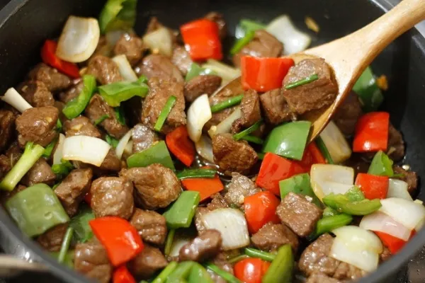 Bo luc lac features beef cubes sautéed with bell pepper and onion. Photo by VnExpress/Bui Thuy