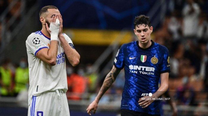 Pemain depan Real Madrid Prancis Karim Benzema (kiri) bereaksi di sebelah bek Inter Milan Italia Alessandro Bastoni selama pertandingan sepak bola Grup D Liga Champions UEFA antara Inter Milan dan Real Madrid pada 15 September 2021 di stadion San Siro di Milan.