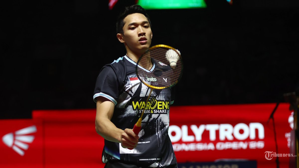 POLYTRON INDONESIA OPEN - Pebulu tangkis tunggal putra Indonesia Jonatan Christie saat melawan Yushi Tanaka dari Jepang pada babak 8 besar Polytron Indonesia Open 2026 di Istora Senayan, Jakarta, Jumat (5/6/2026). Jonatan Christie melaju ke babak semi final usai menang dua gim 21-19 dan 24-22.   TRIBUNNEWS/HERUDIN