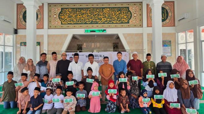 Memasuki bulan Rabiul Awal yang dikenal sebagai bulan kelahiran Nabi Muhammad SAW, Unit Kebun Tanjung Lebar PT Perkebunan Nusantara (PTPN) IV Regional IV Jambi-Sumbar berbagi kebahagiaan dengan menyantuni 50 warga yang membutuhkan di Desa Tanjung Lebar, Kecamatan Bahar Selatan, Kabupaten Muaro Jambi.