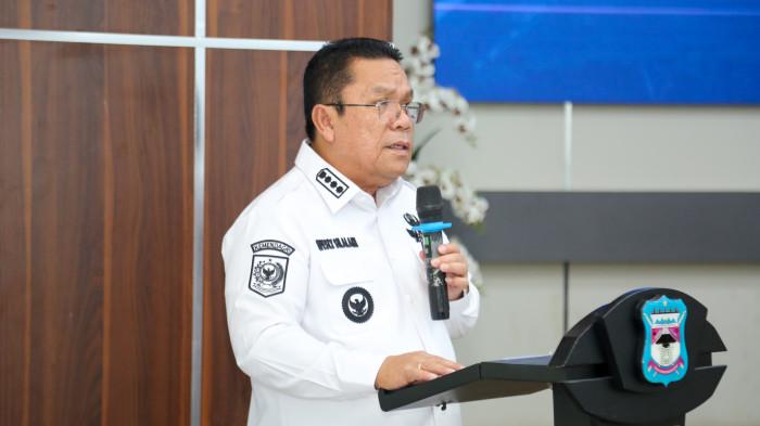 Wali Kota Wesly Silalahi saat memberikan pengarahan kepada ASN tentang integritas, Rabu (16/7/2025). 