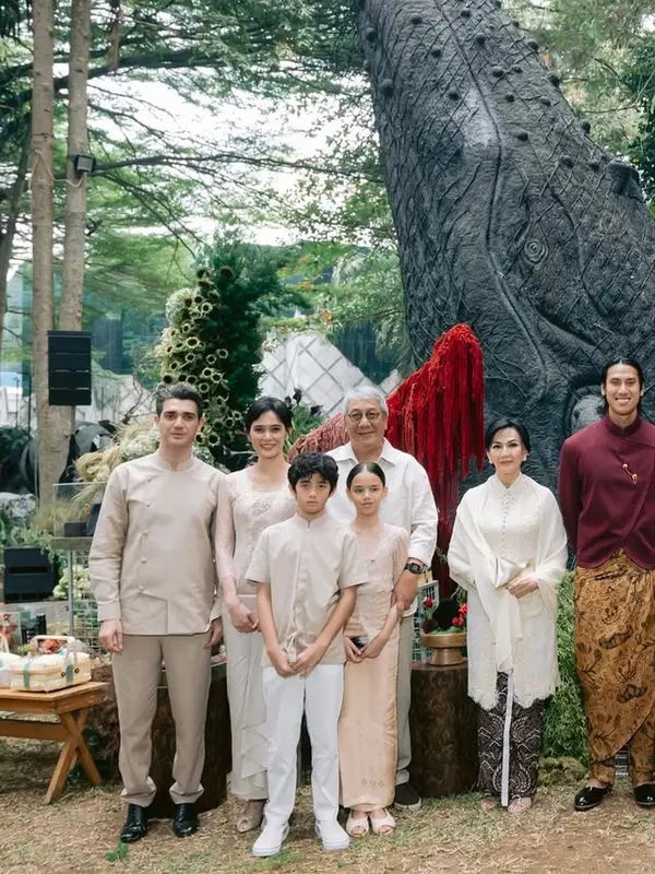 Fachri Albar dan Renata Kusmanto di lamaran Sean © instagram.com/hanamalasan