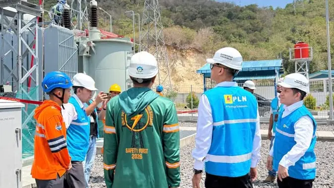 Direktur Utama PLN Darmawan Prasodjo terjun langsung ke lapangan untuk memastikan percepatan pemulihan kelistrikan pascagempa Flores di wilayah terdampak berjalan optimal. (Foto: PLN)