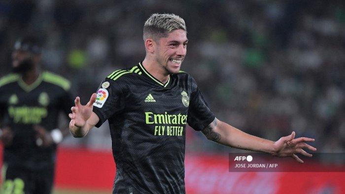 Gelandang Real Madrid Federico Valverde merayakan gol pertama timnya dalam pertandingan sepak bola Liga Spanyol antara Elche CF dan Real Madrid CF di stadion Martinez Valero di Elche pada 19 Oktober 2022.