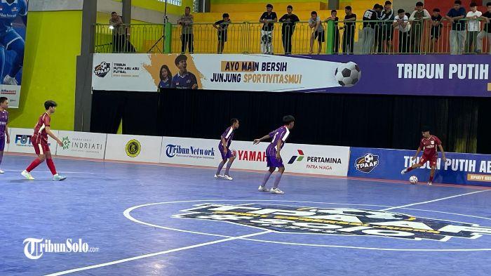PANAS - Aksi pemain SMK Warga Surakarta dan SMAN 4 Surakarta saat duel sengit TPAAF Solo Series 2026 Day 2 di GOR UTP Surakarta, Rabu (12/8/2026). SMK Warga Solo menunjukkan semangat pantang menyerah hingga mampu menyamakan kedudukan pada awal babak kedua.