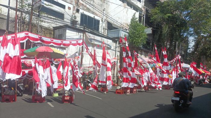 BENDERA - Potret penjual bendera di Pasar 45 Manado. Pedagang bendera merah putih kuasai Pasar 45 Manado, sehari jelang HUT ke-81 Kemerdekaan RI, Minggu (16/8/2026).