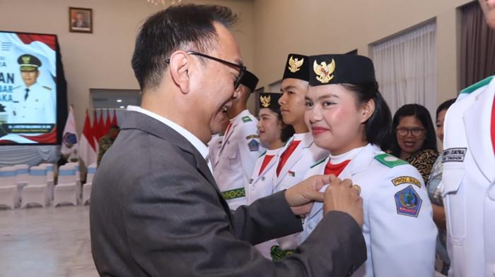 PASKIBRAKA - Wali Kota Tomohon Caroll J.A. Senduk, S.H., dan putrinya Eirene G.H. Senduk saat Upacara Pengukuhan Pasukan Pengibar Bendera Pusaka (Paskibraka) Tingkat Provinsi Sulawesi Utara Tahun 2026 di Wisma Negara Gubernuran Bumi Beringin, Jumat (14/8/2026).