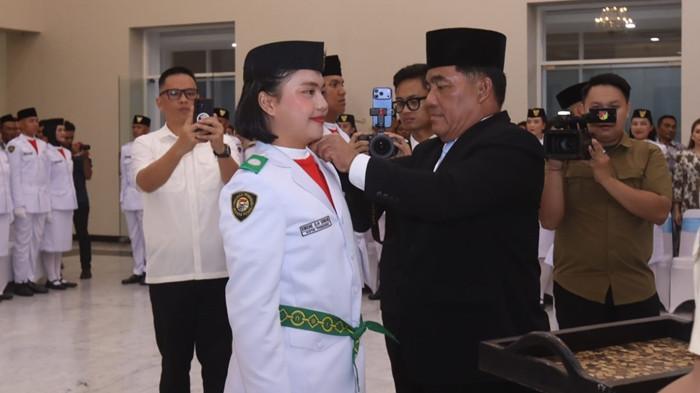 Gubernur Sulawesi Utara Yulius Selvanus saat mengukuhkan Eirene Senduk