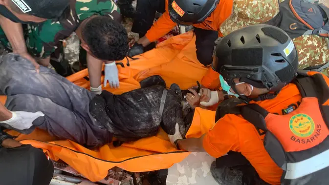 Anggota Tim SAR gabungan mengevakuasi korban terdampak gempa bumi berkekuatan magnitudo 7,7 di Maumere, Nusa Tenggara Timur, Sabtu, 15 Agustus 2026. (Basarnas)