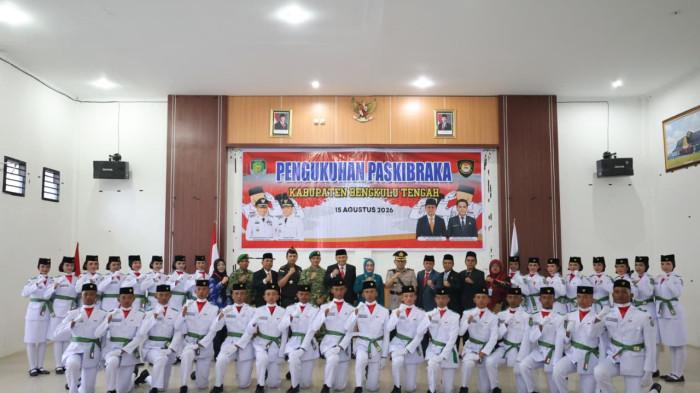 DIKUKUHKAN - 32 Pasukan Pengibar Bendera Pusaka (Paskibraka) tingkat Kabupaten Bengkulu Tengah tahun 2026 dikukuhkan.Para anggota Paskibraka merupakan pelajar pilihan dari sejumlah sekolah menengah di Kabupaten Bengkulu Tengah.