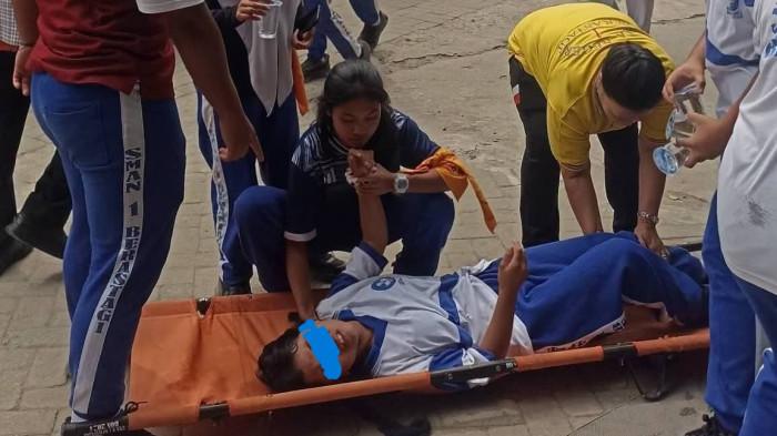 KERACUNAN MBG - Kondisi IGD RS Efarina Berastagi yang dipenuhi puluhan siswa yang mengalami keracunan MBG, Kamis (13/8/2026). Sebagian mereka berasal dari SMAN 1 Berastagi dan Perguruan Bersama Berastagi.