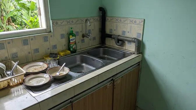 Penyebab Tempat Cuci Piring Sering Bau (AI Generated)