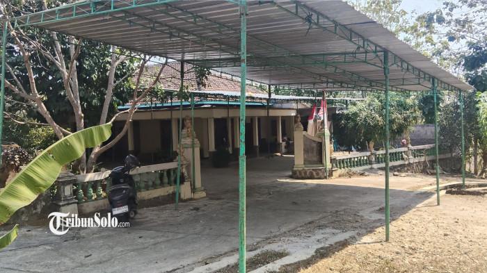 KELUARGA SYOK BERAT - Suasana rumah duka Heru Santoso (24), di Kampung Sembung, RT 03, RW 02, Kelurahan Gayamdompo, Kecamatan/Kabupaten Karanganyar, Minggu (16/8/2026). Heru merupakan TKI yang meninggal dunia setelah tenggelam saat bermain di salah satu sungai di Jepang, Kamis (13/8/2026). Keluarga Heru kini syok berat dan belum bersedia berbicara.