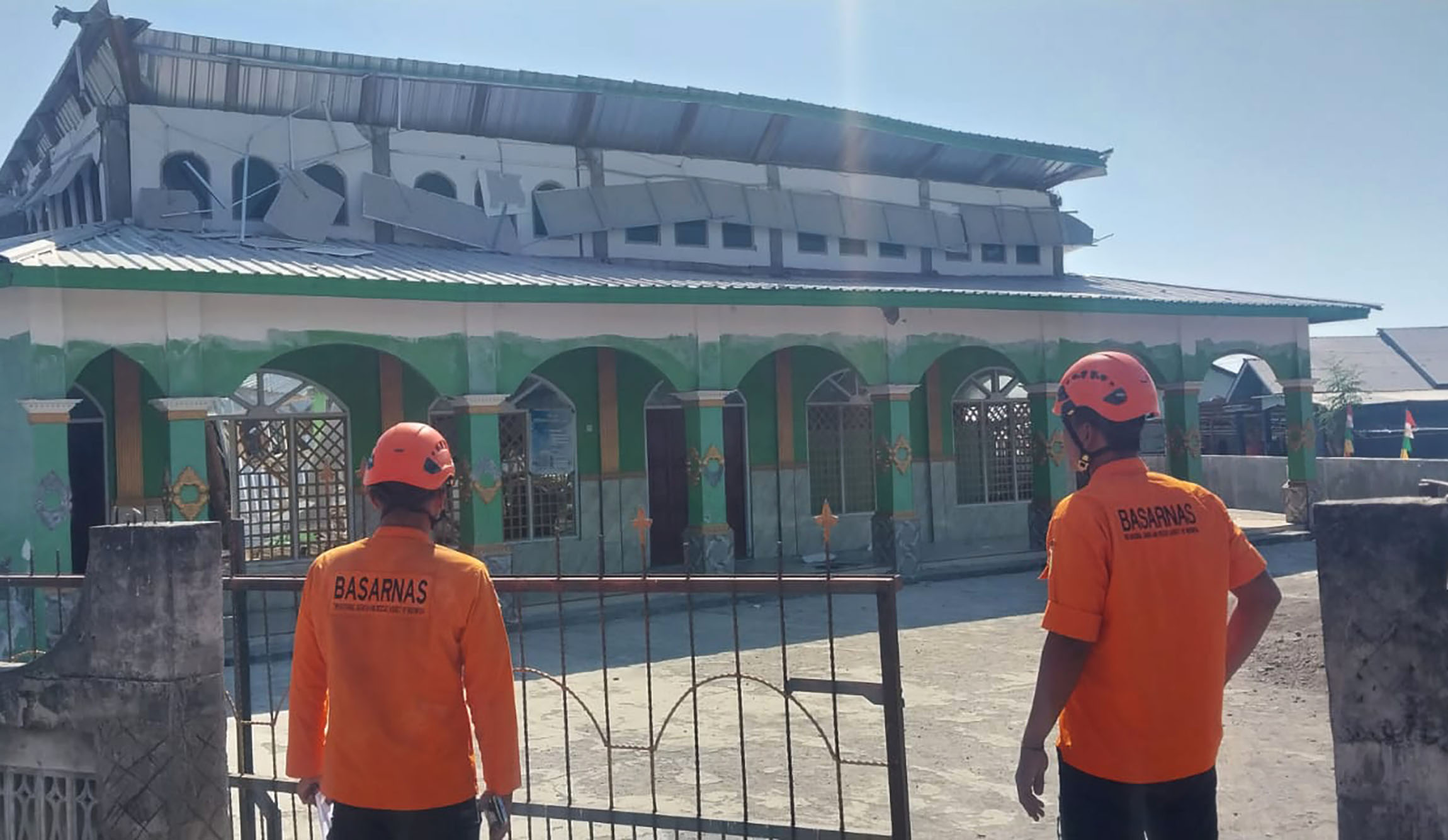 PENCARIAN KORBAN - Operasi pencarian dan pertolongan (SAR) memasuki hari kedua setelah gempa bumi bermagnitudo 7,7 mengguncang kawasan Timur Laut Mbay, Kabupaten Nagekeo, Nusa Tenggara Timur (NTT), MInggu (16/8/2026). Tim SAR Gabungan memperluas pencarian dan pertolongan terhadap masyarakat yang terdampak bencana. Pencarian difokuskan di dua wilayah utama, yakni Kota Mbay, Kabupaten Nagekeo, serta kawasan Reo, Kabupaten Manggarai. Dari laporan sementara terdapat 48 korban meninggal dunia dan 64 korban luka. TRIBUNNEWS/HO/KANTOR SAR MAUMERE