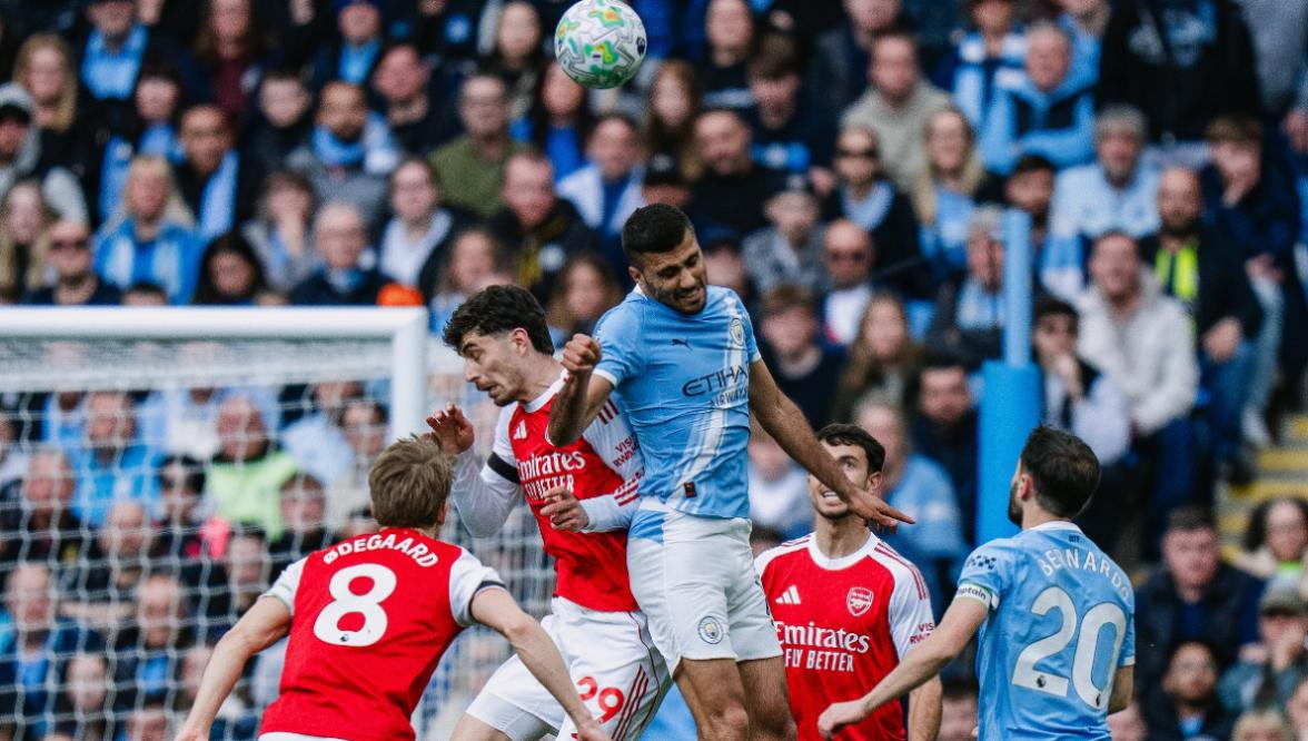 BERDUEL - Potret duel pertandingan Manchester City vs Arsenal dalam pekan ke-33 Liga Inggris di Etihad Stadium, Minggu (19/4/2026) malam WIB. Manchester City berhasil menang 2-1.