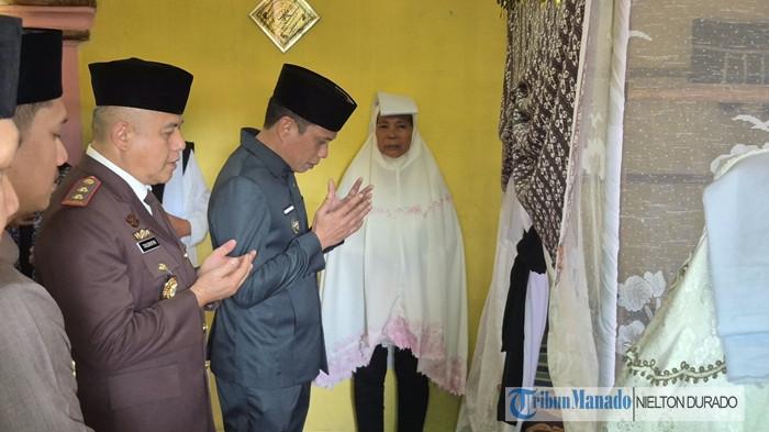 MELAYAT - Wali Kota Kotamobagu Wenny Gaib hadiri pemakaman Muksin Dondo di Desa Pontodon Timur, Kecamatan Kotamobagu Utara, Minggu 16 Agustus 2026.