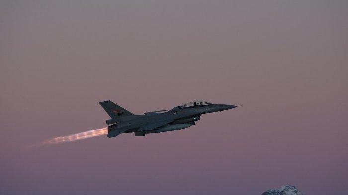 Menteri Pertahanan Norwegia, Bjorn Arild Gram, duduk di belakang pesawat F16 di bandara Bodo, Norwegia, pada 3 Januari 2024, di mana persiapan akhir sedang dilakukan sebelum dua pesawat F-16 Norwegia dikirim ke Denmark untuk digunakan dalam pelatihan pilot Ukraina.