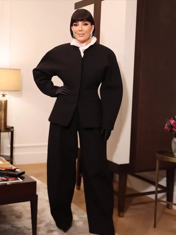 Dikenal selama puluhan tahun dengan potongan pixie cut ikonik, kali ini Kris bereksperimen dengan blunt bob super pendek lengkap dengan poni tebal yang mengingatkan banyak orang pada sosok Anna Wintour. [@krisjenner].